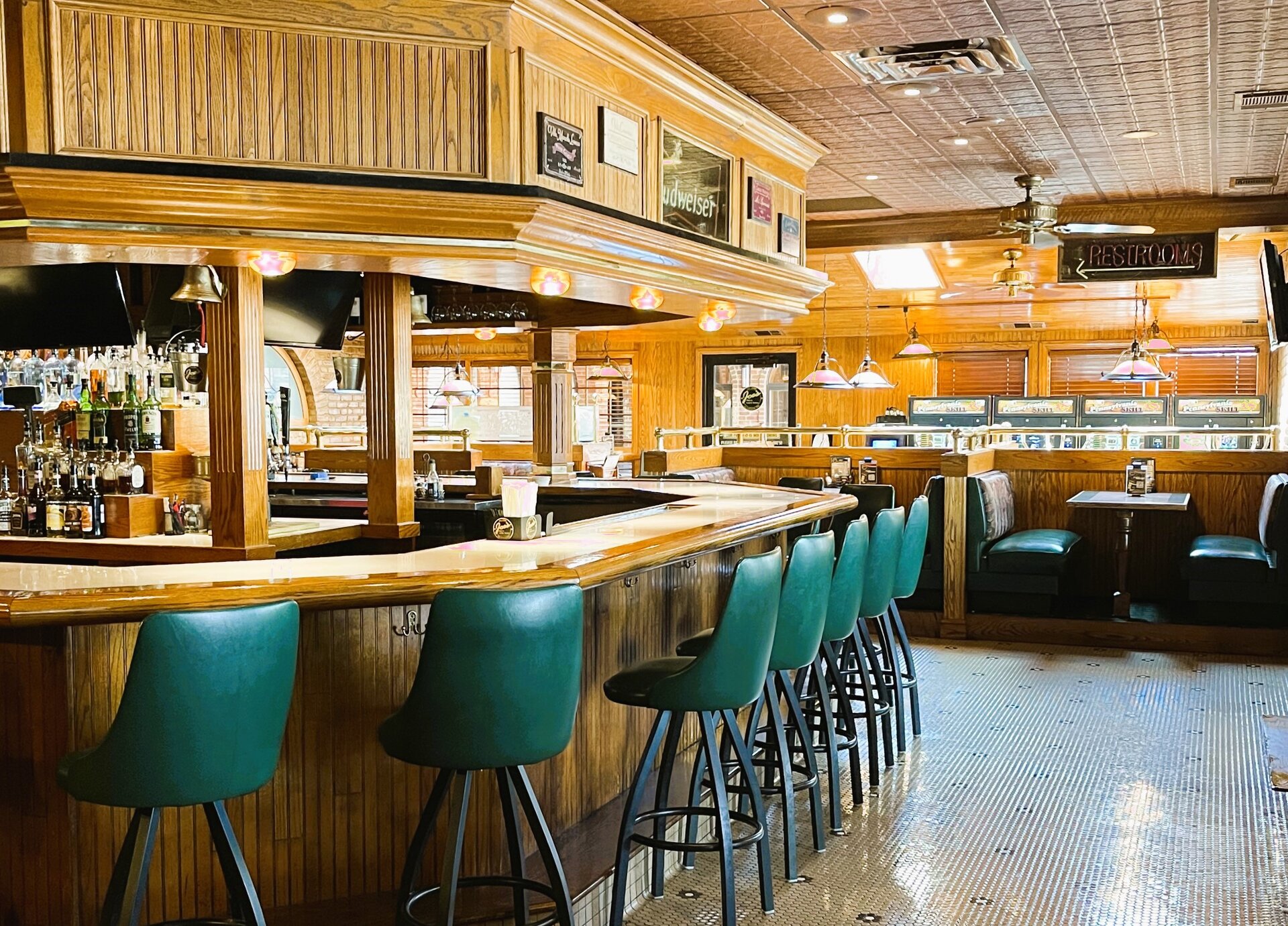 Joe's 58th Street Grill and Tavern restaurant atmosphere